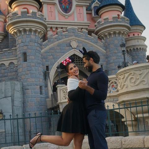 صور نور ستارز و خطيبها كريم الشريف في ديزني لاند