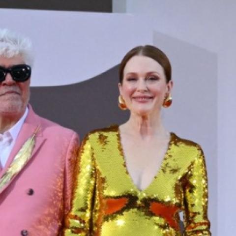 جوليان مور مع مخرج و بطلة فيلم The Room Next Door  - صورة معدلة