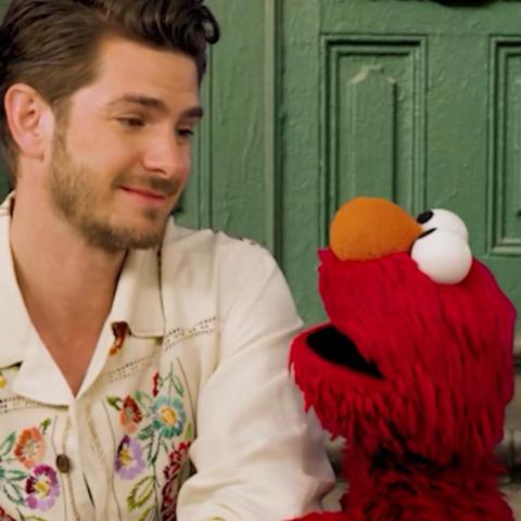 أندرو غارفيلد مع إلمو - إنستغرام