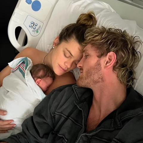 لوجان بول ونينا أكدال مع طفلتهما الجديدة