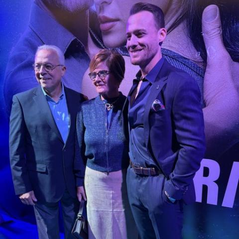 كرم بورسين مع والديه من افتتاح فيلم الكهف الأزرق