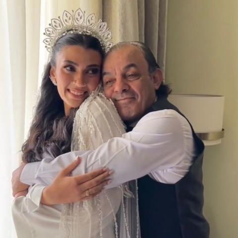 مريم برفقة والدها علاء مرسي قبل بدء حفل زفافها - صورة معدلة