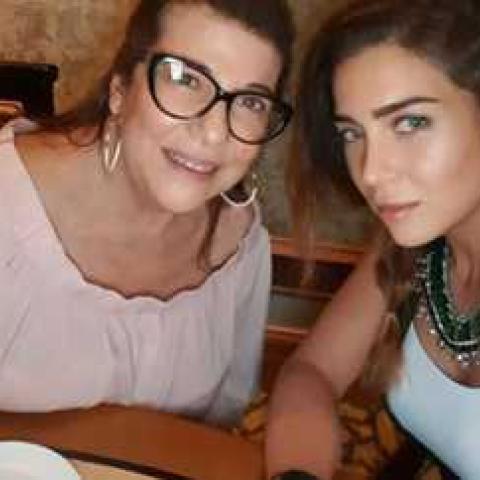 مي عز الدين ووالدتها