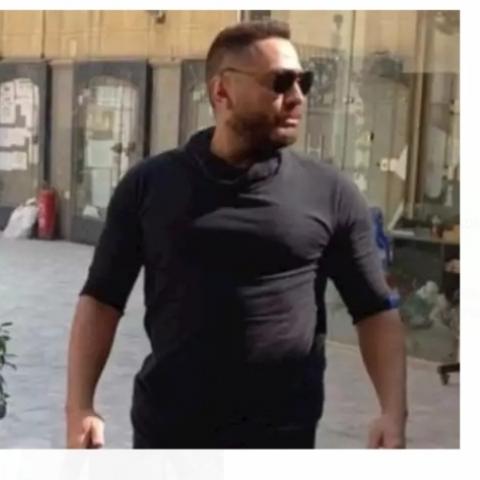 تامر حسني بجنازة والدة مي عز الدين