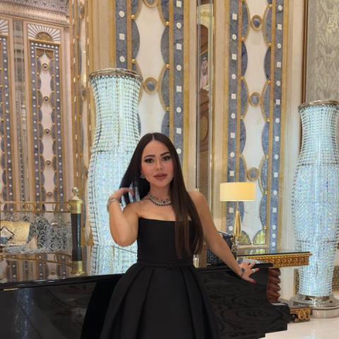 أسماء إبراهيم تحضر معرض كريستيان ديور مصمم الأحلام