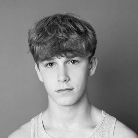 وفاة هدسون ميك، نجم فيلم “Baby Driver”، عن عمر 16 عامًا