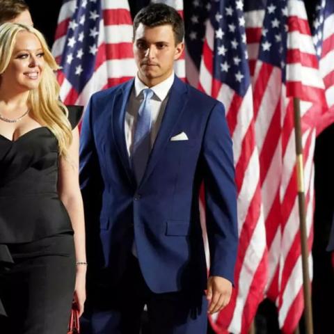 تيفاني ترامب برفقة شقيقها إريك ترامب و مايكل بولس - صورة من AFP عام 2020