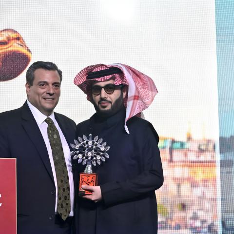 معالي المستشار تركي آل الشيخ يمنح جائزة رجل العام