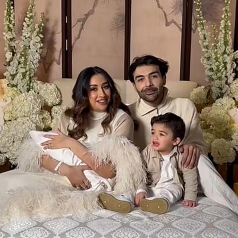 فرح الهادي مع عائلتها - صورة معدلة من سناب شات