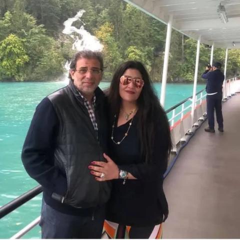 المخرج خالد يوسف وزوجته شاليمار الشربتلي - صورة من السوشيال ميديا