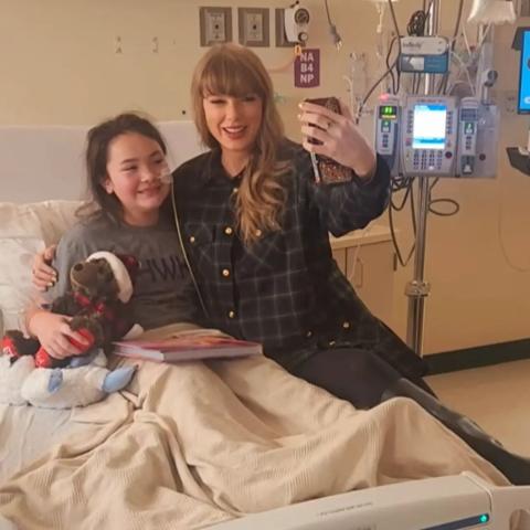 تايلور سويفت مع إحدى مريضات السرطان - صورة معدلة