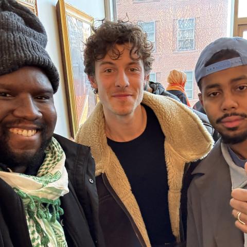 شون مينديز يحضر صلاة الجمعة في جامعة نيويورك