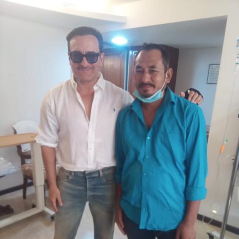 سيف علي خان  مع السائق الذي أنقذه