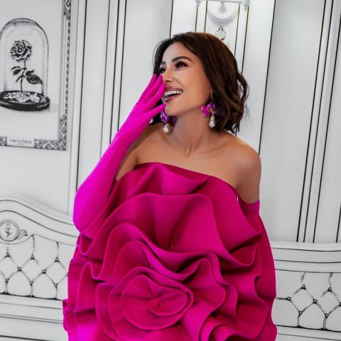 مهيرة عبد العزيز بفستان فوشيا بوردة كبيرة
