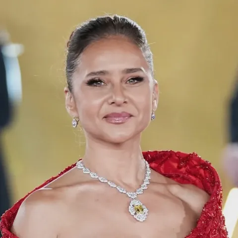 نيللي كريم بفستان طوني ورد