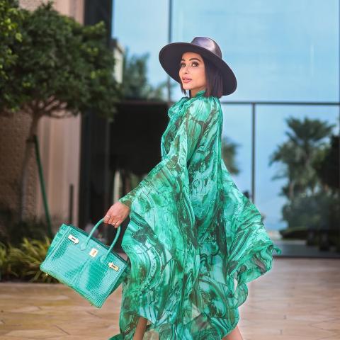 مهيرة عبد العزيز بقفطان روبرتو كافاللي وحقيبة هيرميس