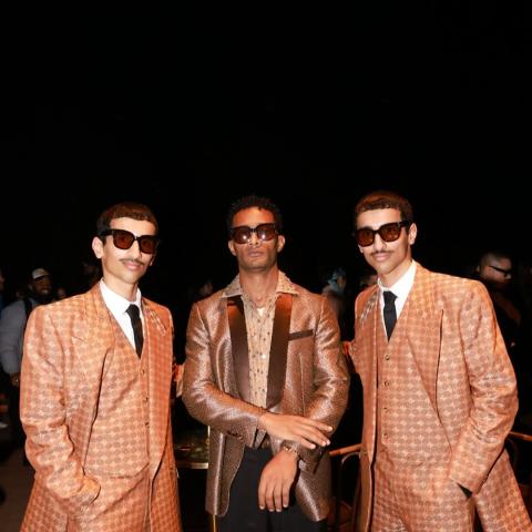 محمد رمضان في عرض أزياء &quot;أميري&quot; بجاكيت برونزي غريب