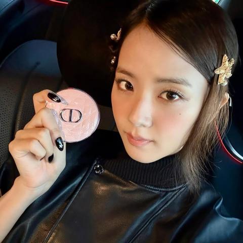 جيسو بإكسسوارات شعر لافتة