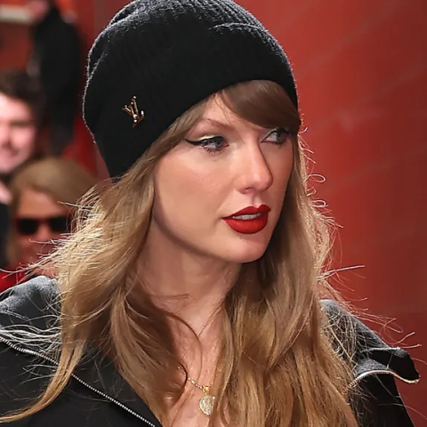 تايلور سويفت باطلالة من لويس فويتون