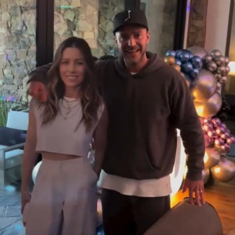 جاستن تيمبرليك مع مجسّم لصورة زوجته جيسيكا بيل - إنستغرام