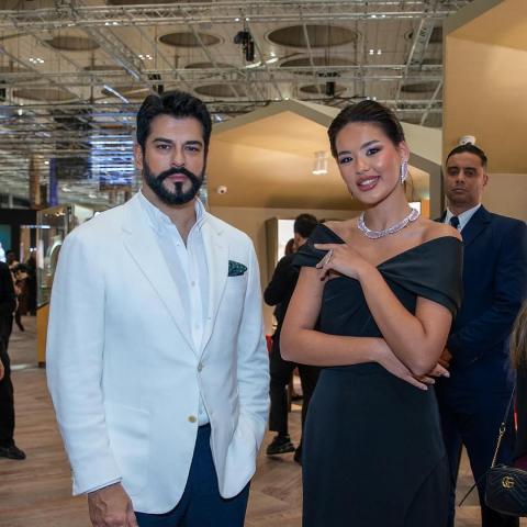 بوراك أوزجيفيت و Ainura Daudova