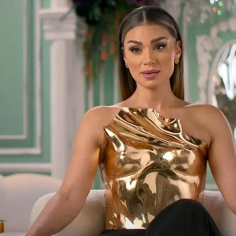 زينة خوري تطلق تي شيرت Hush Hush بعد تصدرها الترند