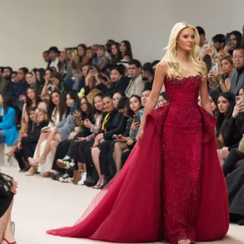ملكة جمال الكون تسير في عرض مايكل سينكو ضمن أسبوع دبي للموضة