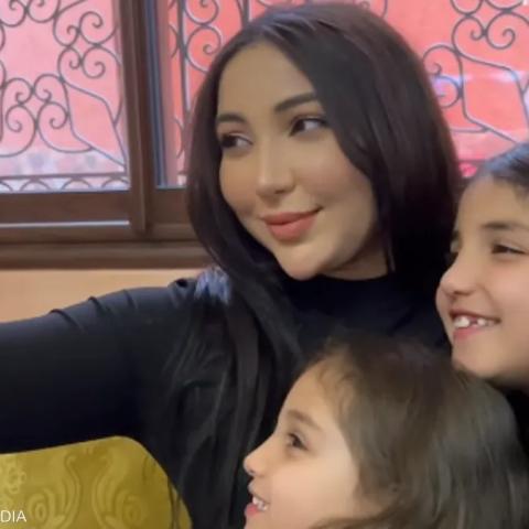 دنيا بطمة مع بناتها