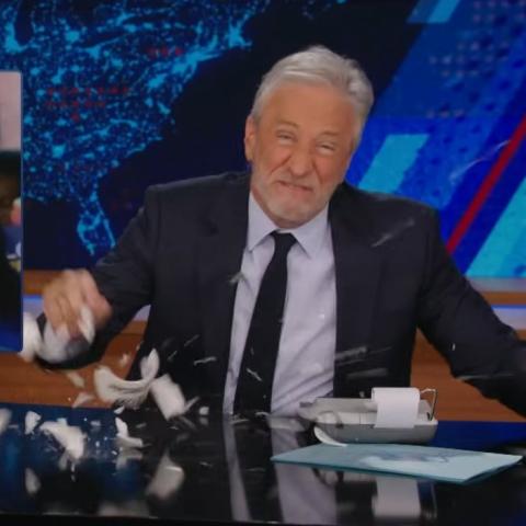 جون ستيوارت Jon Stewart خلال حلقة The Daily Show