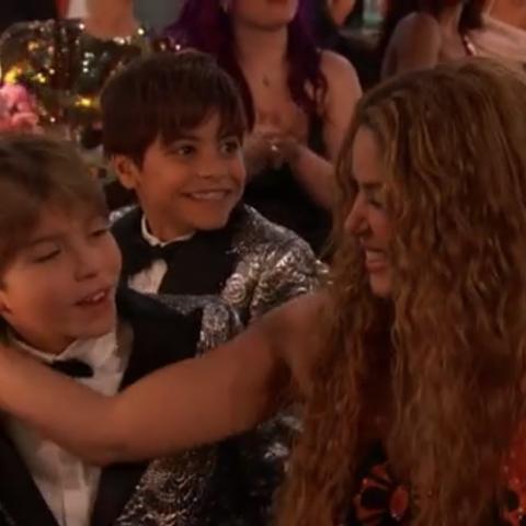 شاكيرا و أطفالها - اكس