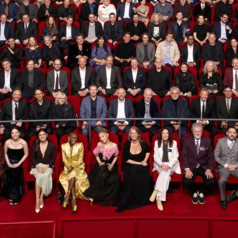 نجوم هوليوود في الصورة الجماعية لعشاء مرشحي الأوسكار 2025 (Oscar Nominees Dinner) في أكاديمية متحف الصور المتحركة (Academy Museum of Motion Pictures) في لوس أنجلوس (Los Angeles).