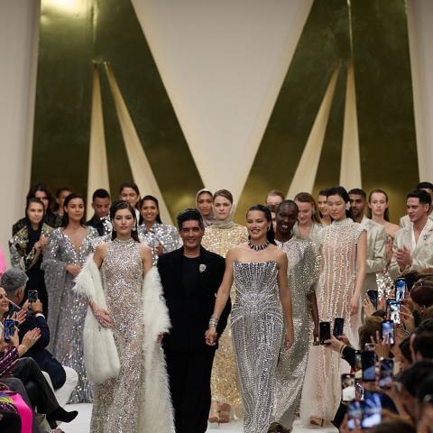 أدريانا ليما تختتم عرض مانيش مالوهوترا بحضور نجوم بوليوود