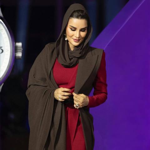 الشيخة موزا بنت ناصر  بمعطف من جان لويس شيرير