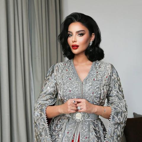 ابتسام بطمة بالقفطان الفضي المطرز مع مكياج دخاني