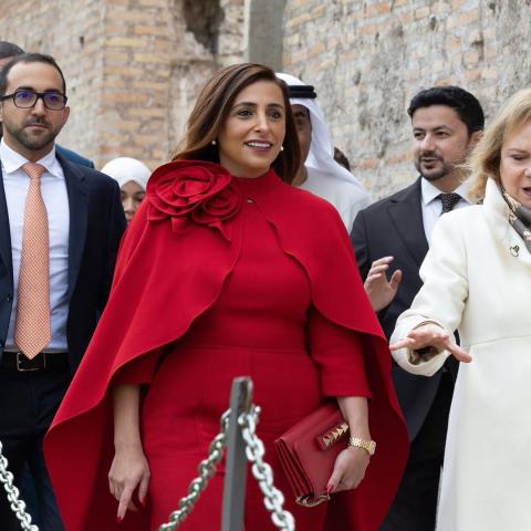 الشيخة بدور القاسمي بجمبسوت من ايلي صعب وإكسسوارات فالنتينو