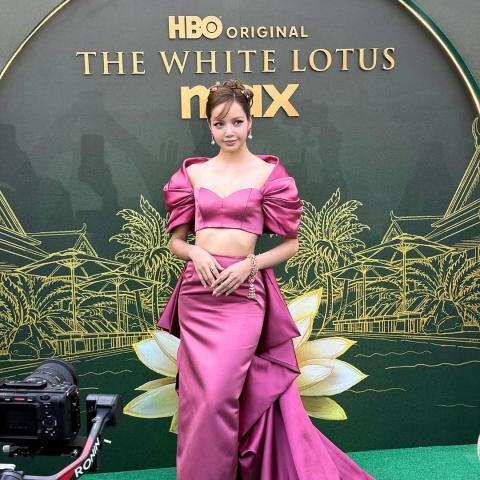 ليسا تختار اطلالة وردية من لويس فيتون في عرض The White Lotus