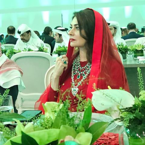 هنيدة صيرفي في نقاش حول الفن والموضة واطلالات باللون الأحمر