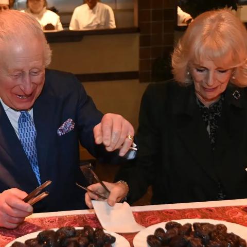الملك تشارلز والملكة كاميلا - تجهيز وجبات رمضان 2025