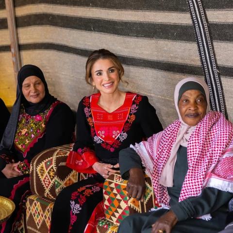 الملكة رانيا بثوب تقليدي مطرز في القويرة