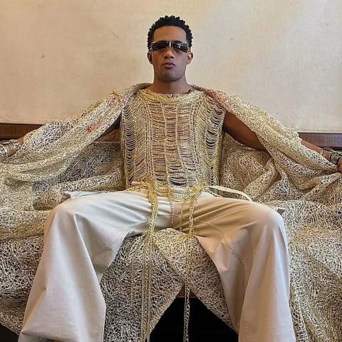 محمد رمضان باطلالة من الذهب عيار 24 قيراط في مومباي