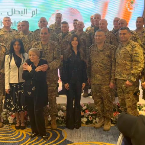 نانسي عجرم ووفاء طربيه مع عناصر الجيش اللبناني