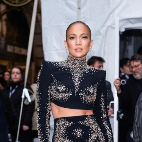 زهير مراد يزين إطلالة جينيفر لوبيز بالكريستال وابنتها تختار البدلة