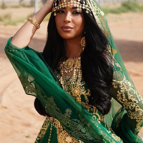 منى المنصوري: مصممة الأزياء الإماراتية التي تركت بصمة عالمية