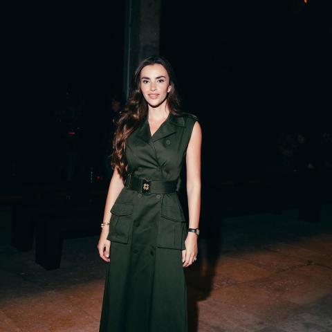 زين قطامي في عرض إيلي صعب: إطلالة أنيقة مستوحاة من الطابع العسكري