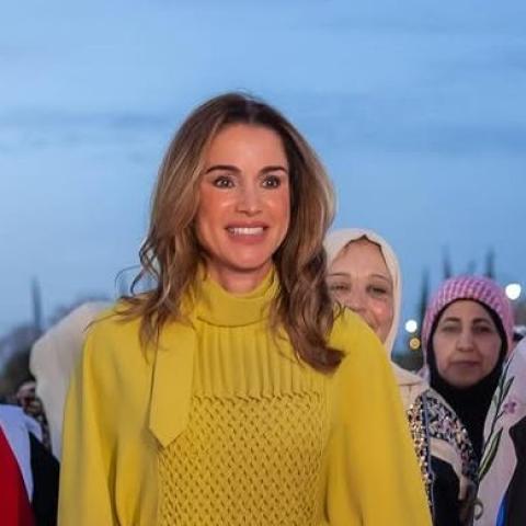 حقيبة بوتيغا فينيتا وحذاء ديور: لمسات من الفخامة تكمّل إطلالة الملكة رانيا