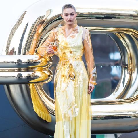 جيجي حديد بإطلالة مشرقة مستوحاة من عطر ربان الجديد