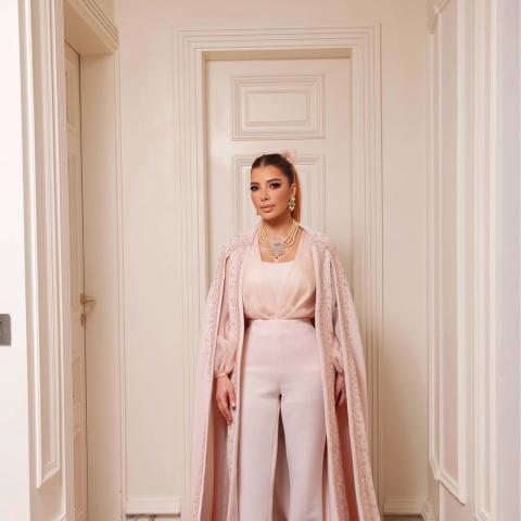 أصالة تختار جمبسوت وكاب باللون الباستيلي من رامي العلي