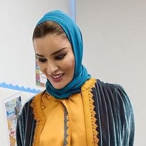 الشيخة موزا بنت ناصر تتألق بعباية مخملية وحقيبة عصرية على الخصر