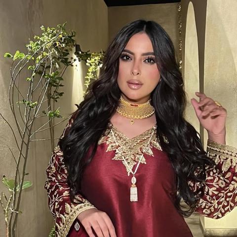 ريم أرحمه: إطلالة أنيقة وجذابة بقفطان مطرز بالذهبي