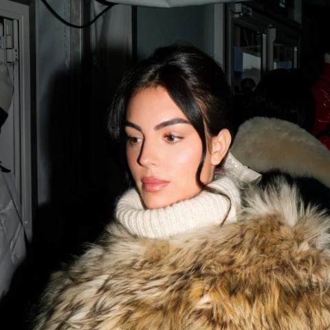 جورجينا رودريغيز بالفرو على منصة عرض مونكلر في كورشوفيل